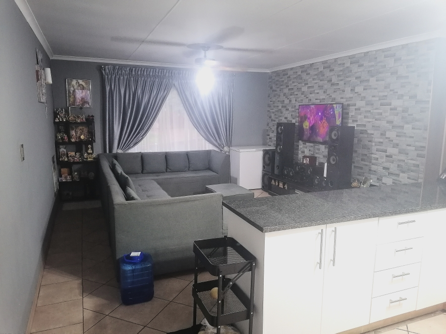 To Let 2 Bedroom Property for Rent in Helderkruin Gauteng