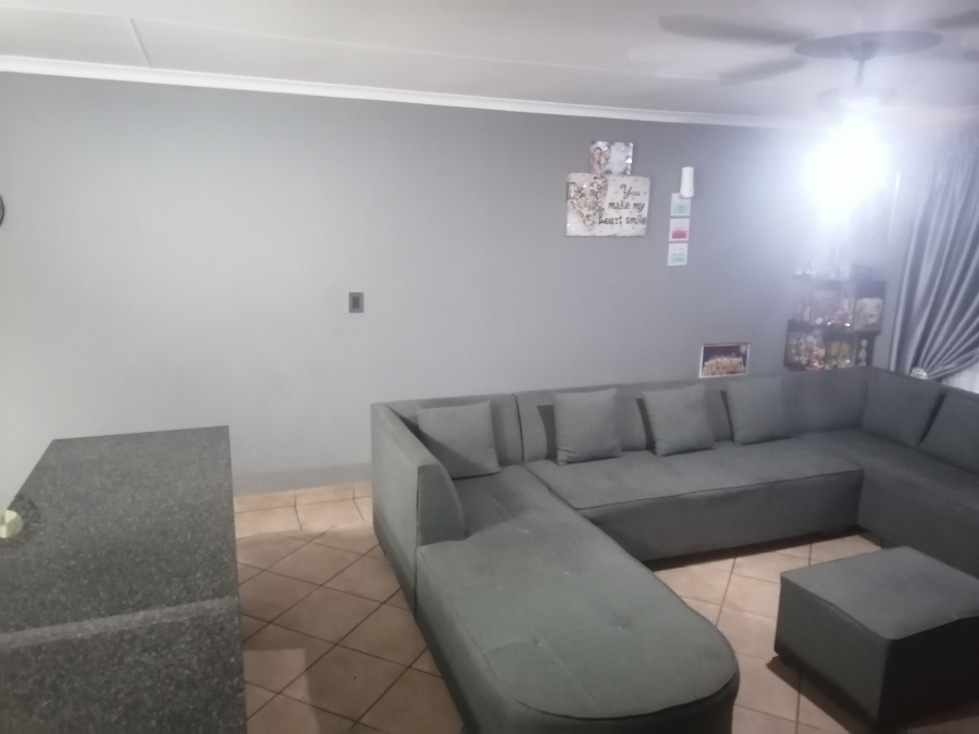 To Let 2 Bedroom Property for Rent in Helderkruin Gauteng