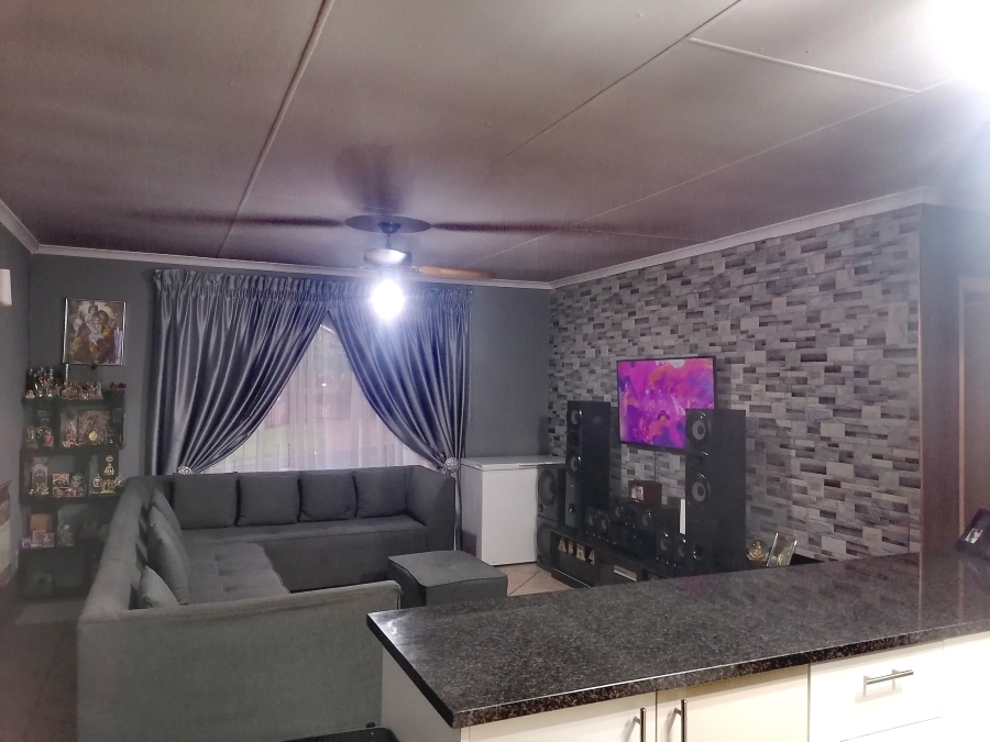 To Let 2 Bedroom Property for Rent in Helderkruin Gauteng