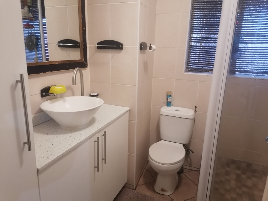 To Let 2 Bedroom Property for Rent in Helderkruin Gauteng