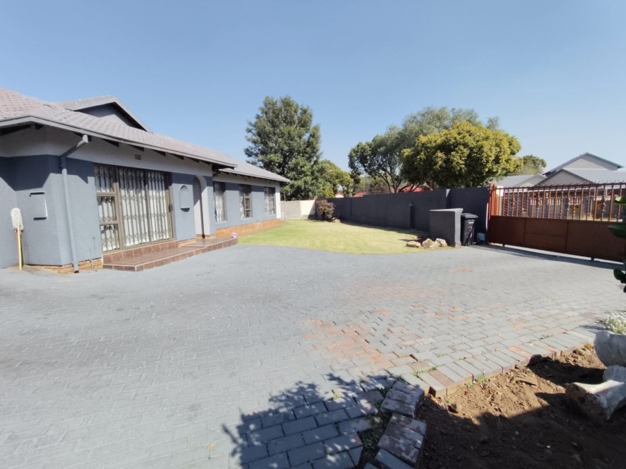 3 Bedroom Property for Sale in Brackendowns Gauteng