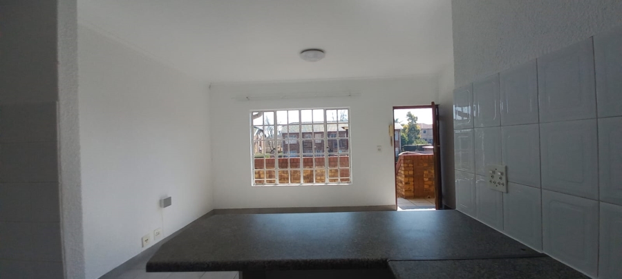 To Let 2 Bedroom Property for Rent in Farrarmere Gauteng