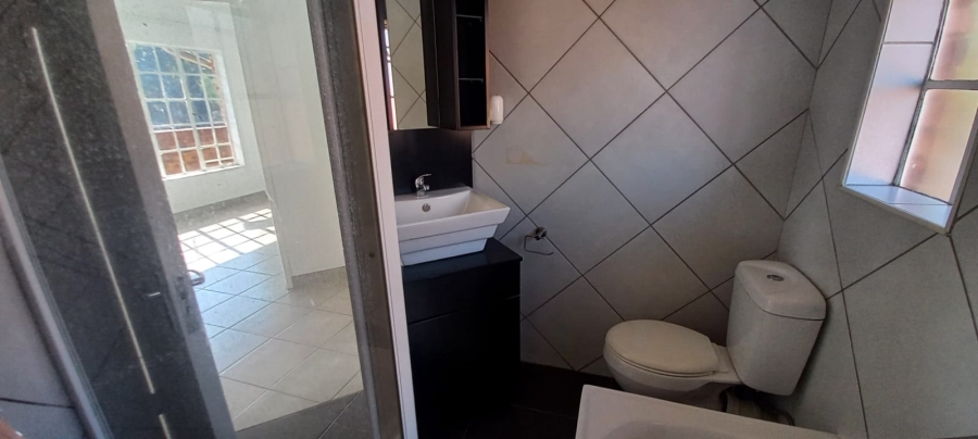 To Let 2 Bedroom Property for Rent in Farrarmere Gauteng
