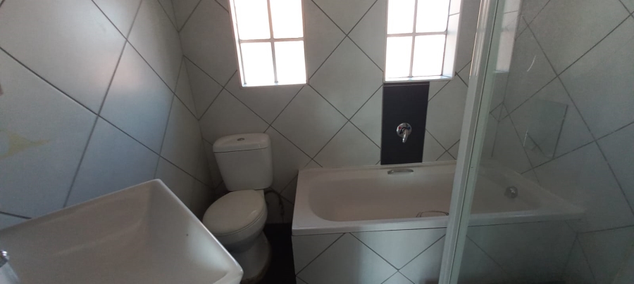 To Let 2 Bedroom Property for Rent in Farrarmere Gauteng