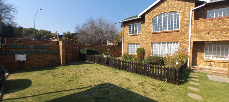 To Let 2 Bedroom Property for Rent in Farrarmere Gauteng