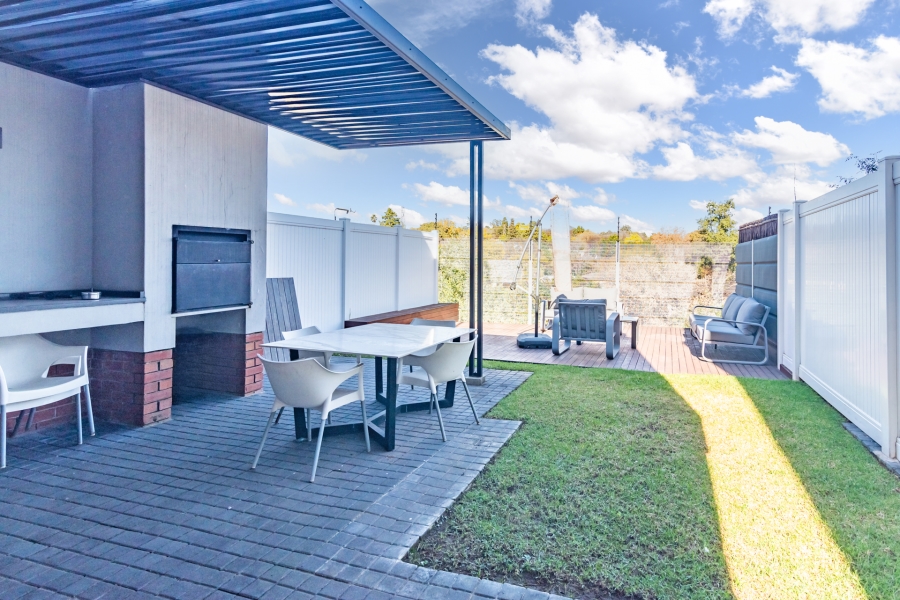 2 Bedroom Property for Sale in Hurlingham Gauteng