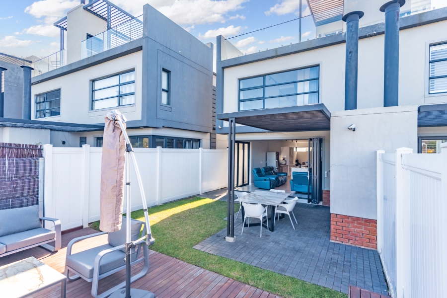 To Let 2 Bedroom Property for Rent in Hurlingham Gauteng
