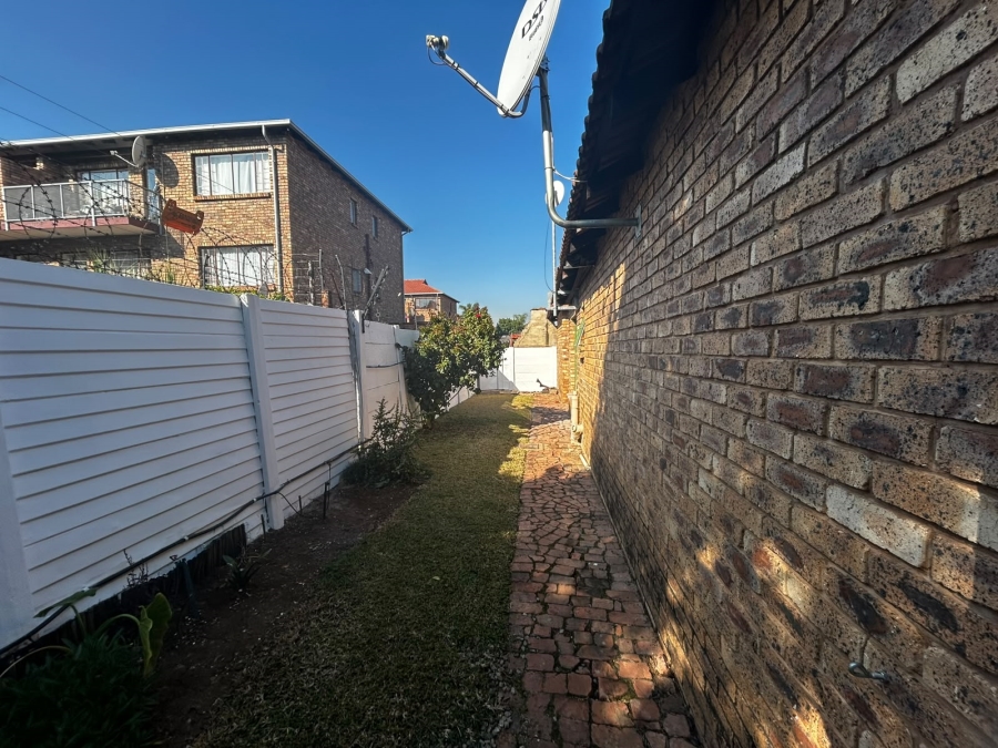 To Let 2 Bedroom Property for Rent in Moregloed Gauteng