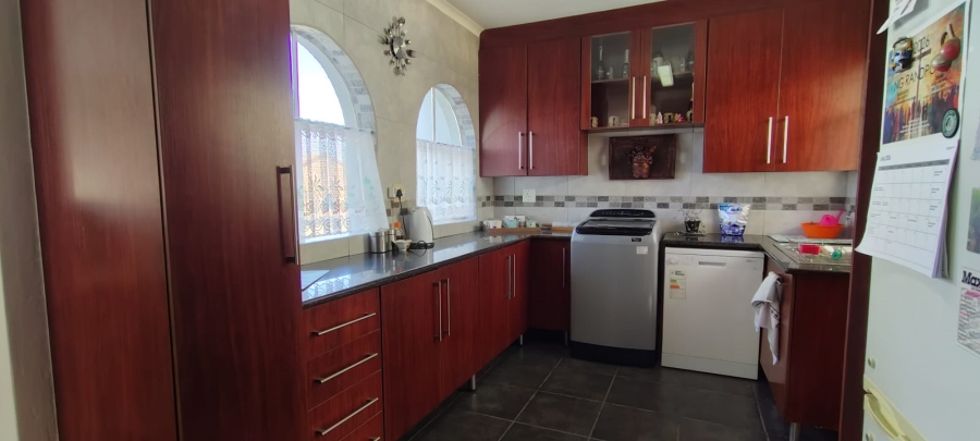 3 Bedroom Property for Sale in Helikonpark Gauteng