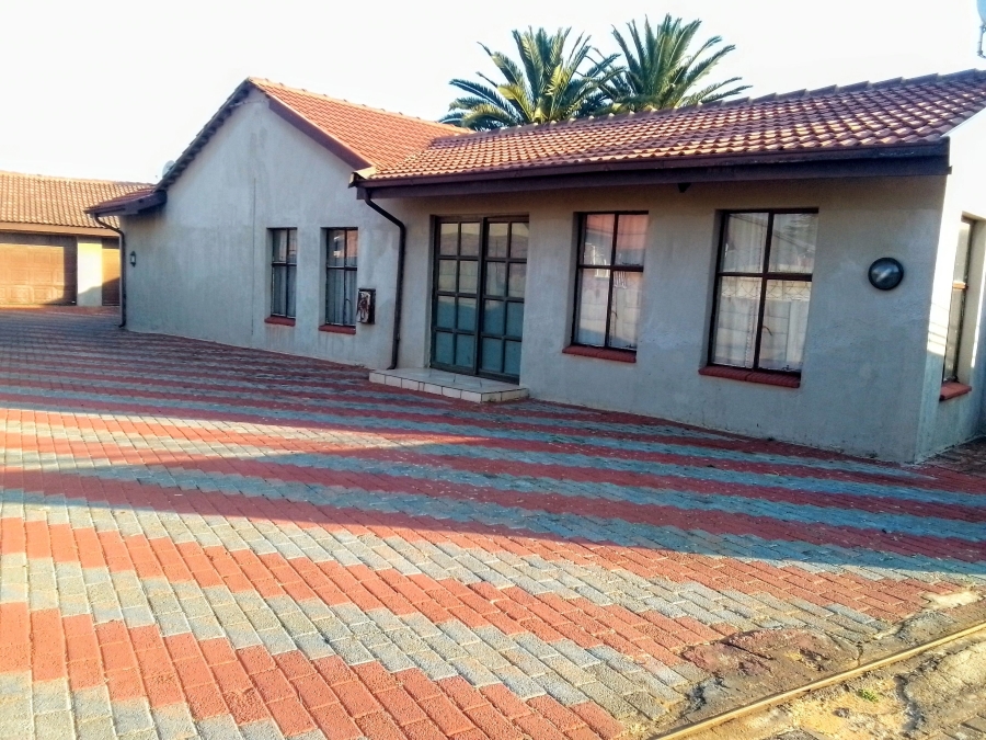 4 Bedroom Property for Sale in Witpoortjie Gauteng