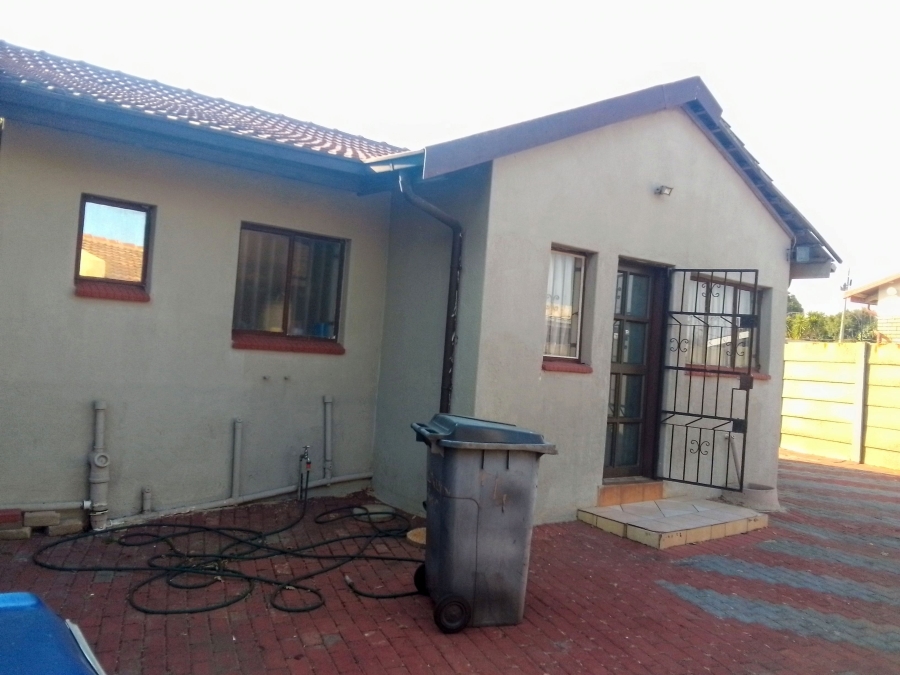 4 Bedroom Property for Sale in Witpoortjie Gauteng
