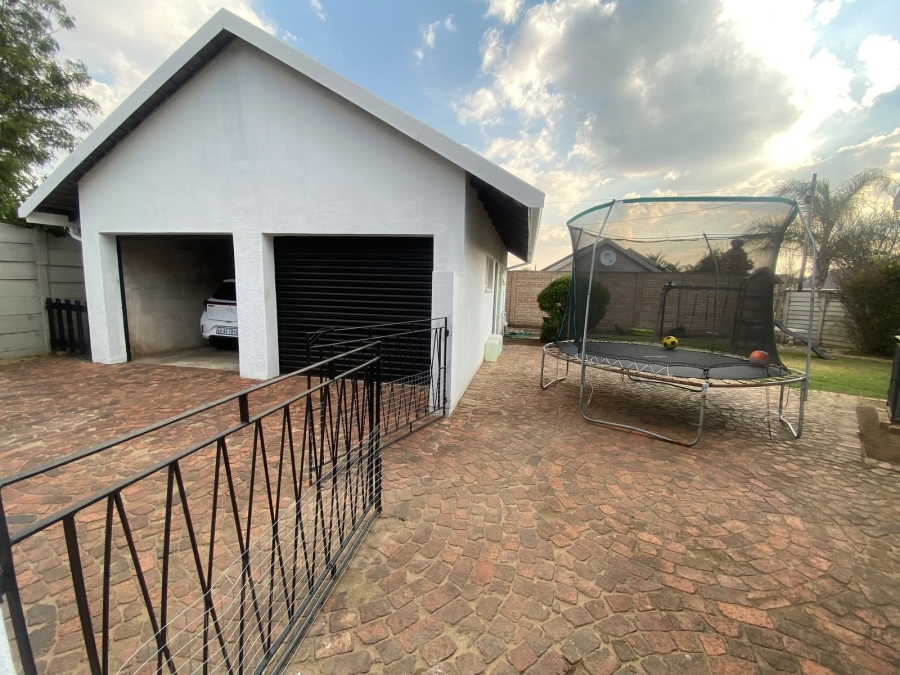 3 Bedroom Property for Sale in Farrarmere Gauteng