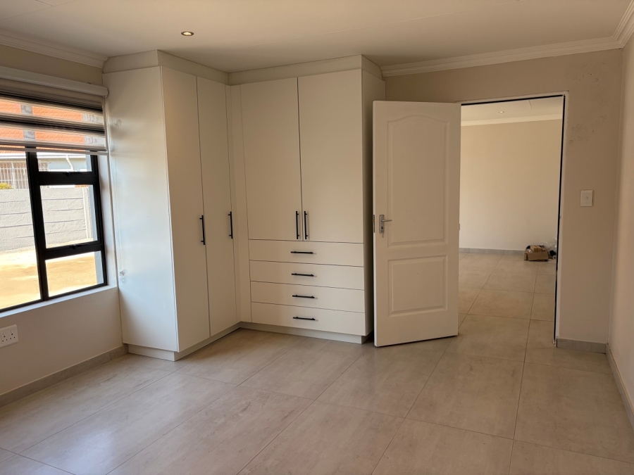 To Let 2 Bedroom Property for Rent in Linden Gauteng