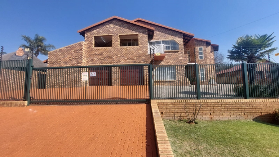 6 Bedroom Property for Sale in Rant En Dal Gauteng