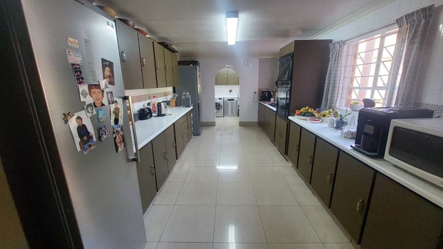 6 Bedroom Property for Sale in Rant En Dal Gauteng