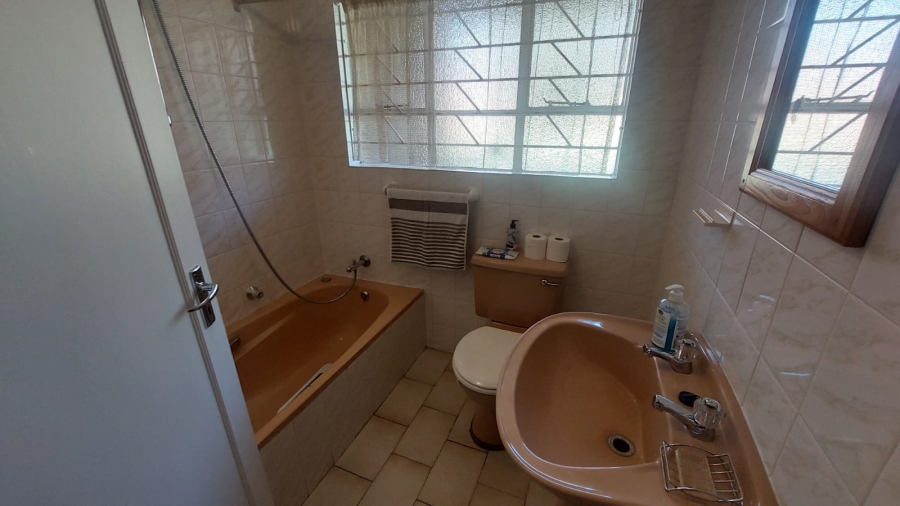 6 Bedroom Property for Sale in Rant En Dal Gauteng