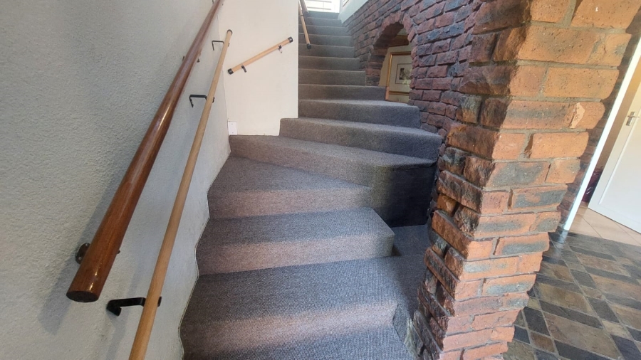 6 Bedroom Property for Sale in Rant En Dal Gauteng