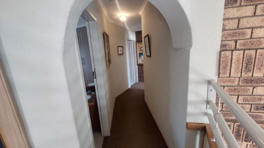 6 Bedroom Property for Sale in Rant En Dal Gauteng