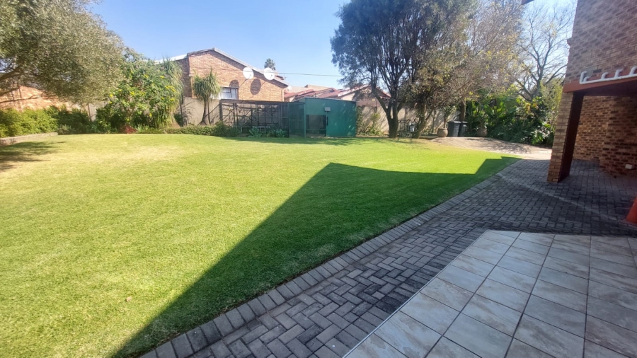 6 Bedroom Property for Sale in Rant En Dal Gauteng