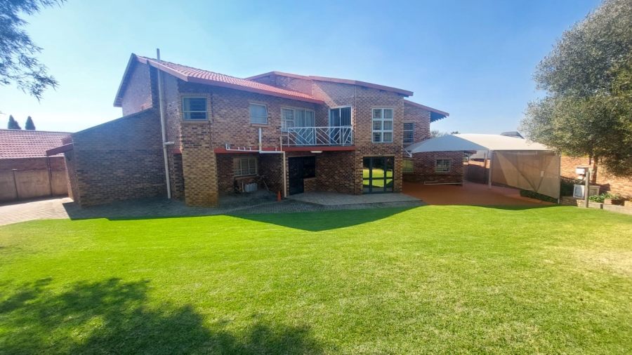 6 Bedroom Property for Sale in Rant En Dal Gauteng