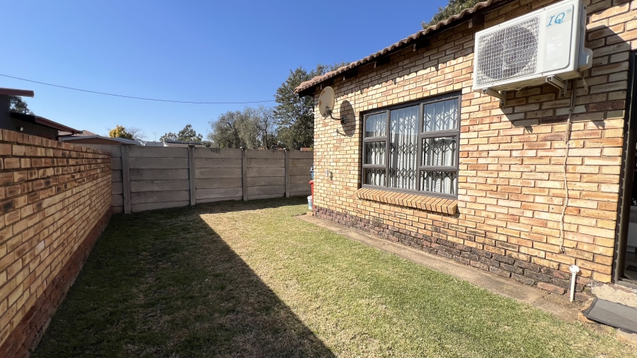 2 Bedroom Property for Sale in Robinpark Gauteng