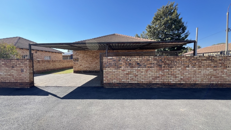 2 Bedroom Property for Sale in Robinpark Gauteng