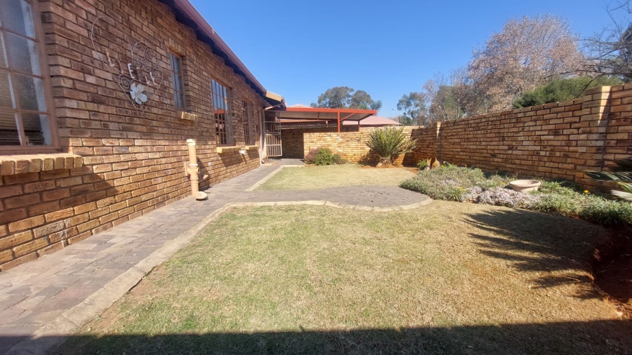 2 Bedroom Property for Sale in Robinpark Gauteng