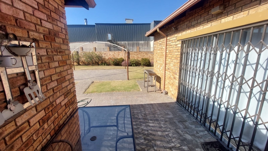 2 Bedroom Property for Sale in Robinpark Gauteng