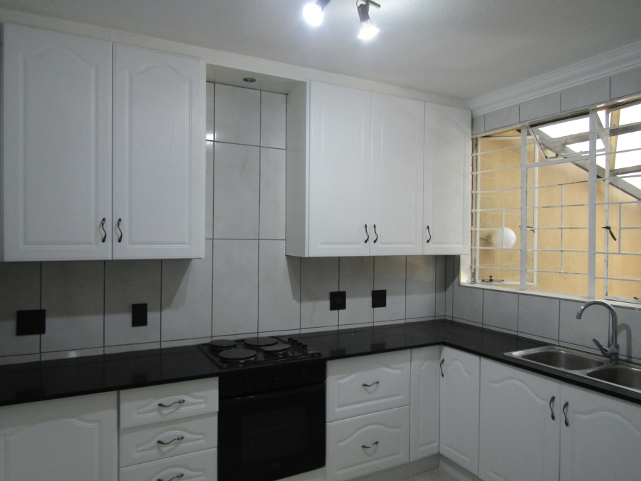 To Let 3 Bedroom Property for Rent in Mondeor Gauteng