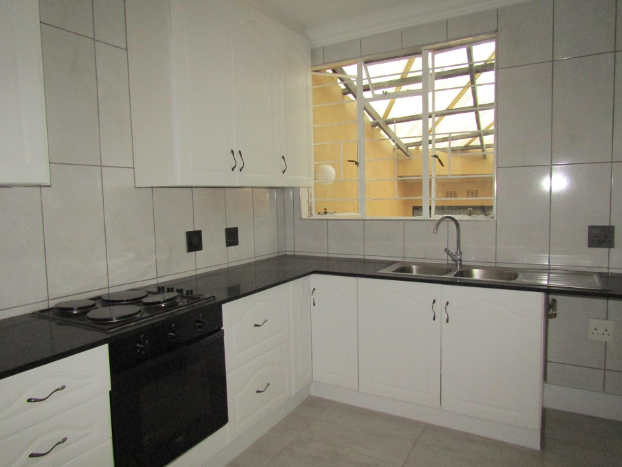 To Let 3 Bedroom Property for Rent in Mondeor Gauteng