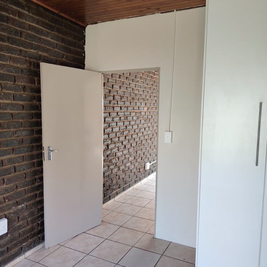 To Let 1 Bedroom Property for Rent in Strubenvale Gauteng