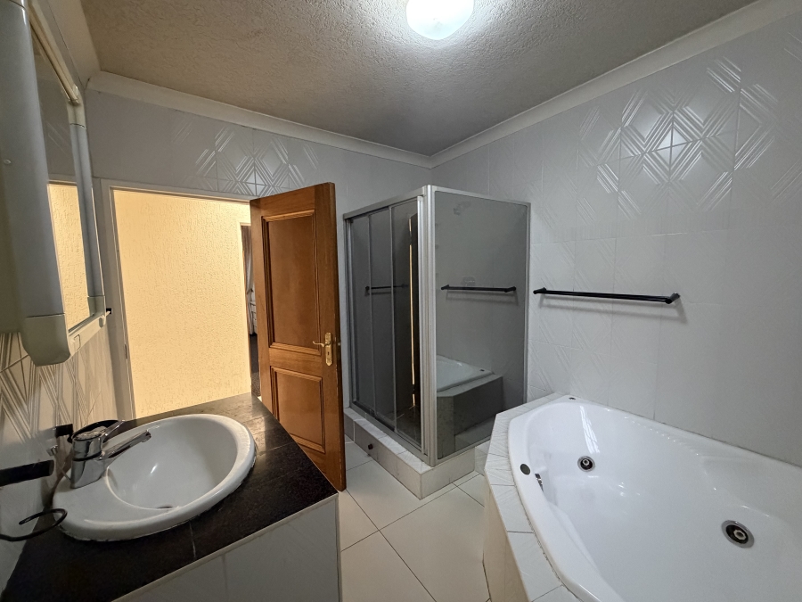 To Let 4 Bedroom Property for Rent in Laudium Gauteng
