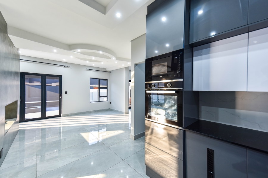 4 Bedroom Property for Sale in Six Fountains Estate Gauteng