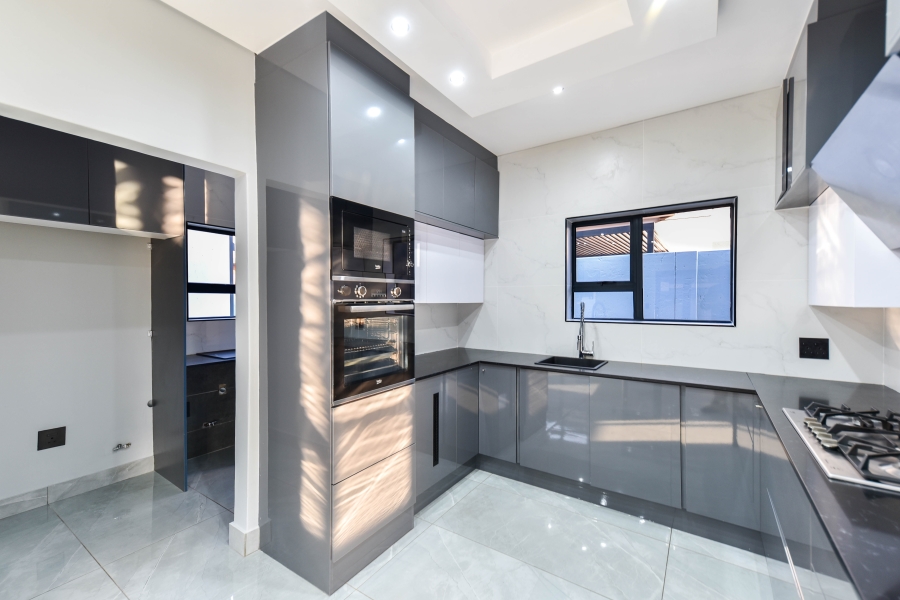 4 Bedroom Property for Sale in Six Fountains Estate Gauteng