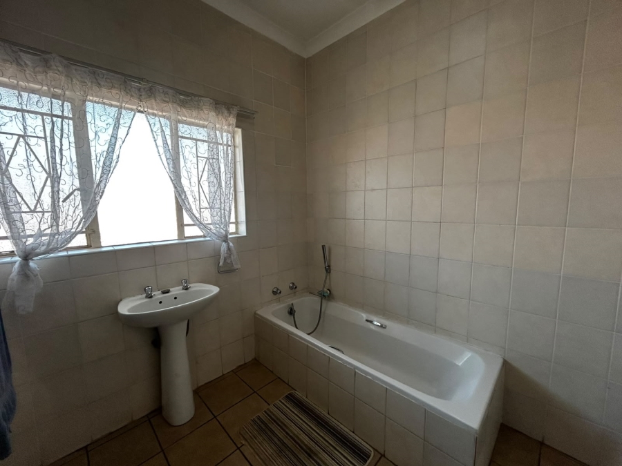 To Let 3 Bedroom Property for Rent in Waverley Gauteng