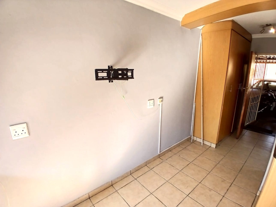 1 Bedroom Property for Sale in Rietfontein SH Gauteng
