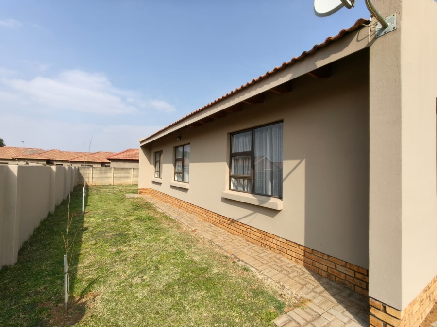 To Let 2 Bedroom Property for Rent in Kookrus Gauteng