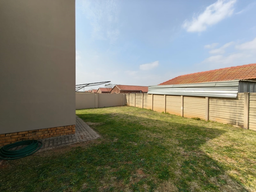 To Let 2 Bedroom Property for Rent in Kookrus Gauteng