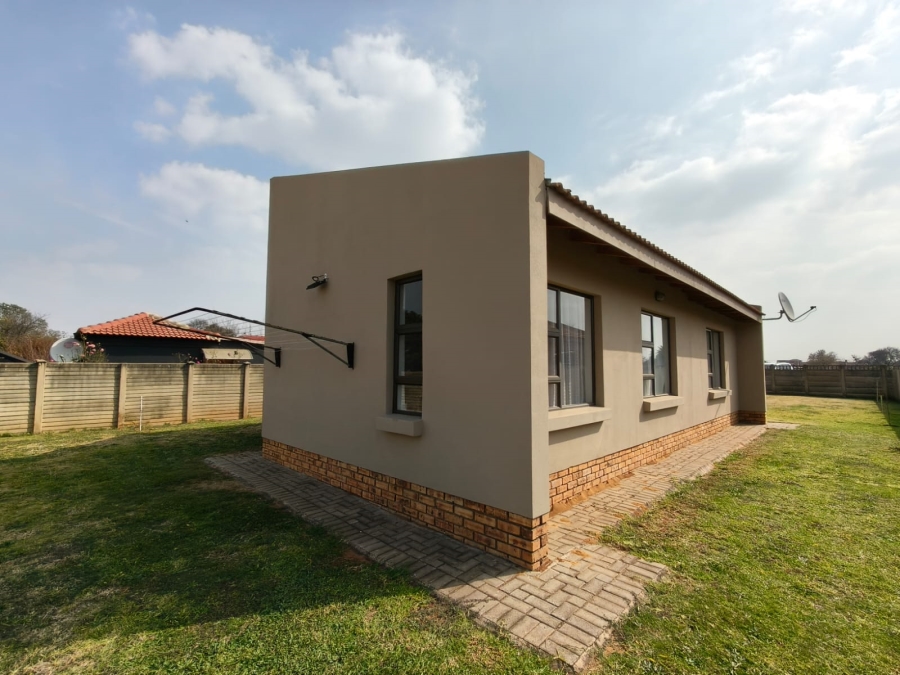 To Let 2 Bedroom Property for Rent in Kookrus Gauteng
