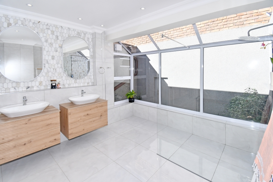 2 Bedroom Property for Sale in Illovo Gauteng