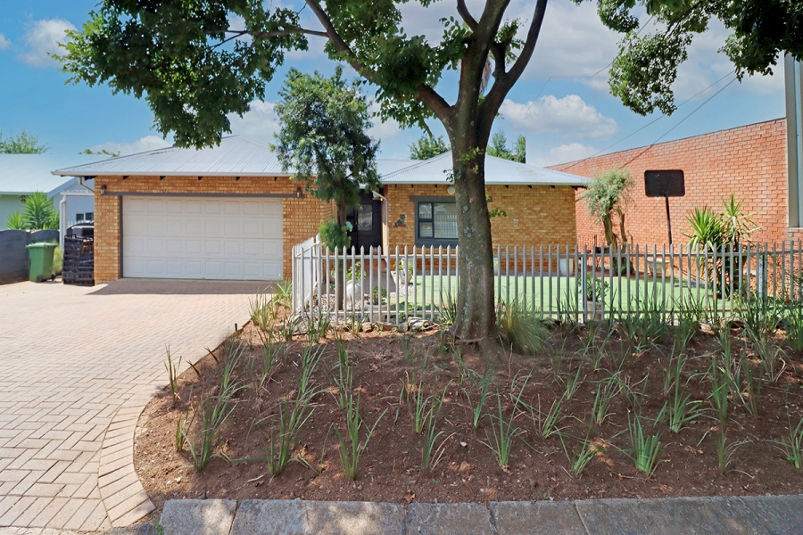 3 Bedroom Property for Sale in Lakeside Gauteng