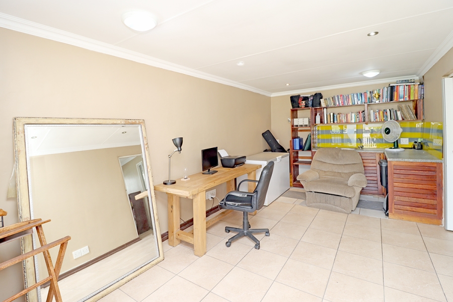 3 Bedroom Property for Sale in Lakeside Gauteng