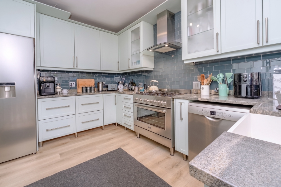 5 Bedroom Property for Sale in Petervale Gauteng