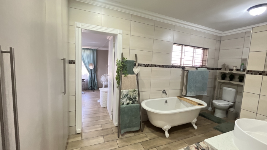 5 Bedroom Property for Sale in Benoni AH Gauteng