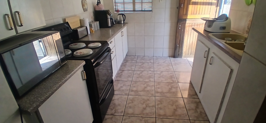 4 Bedroom Property for Sale in General Albertspark Gauteng