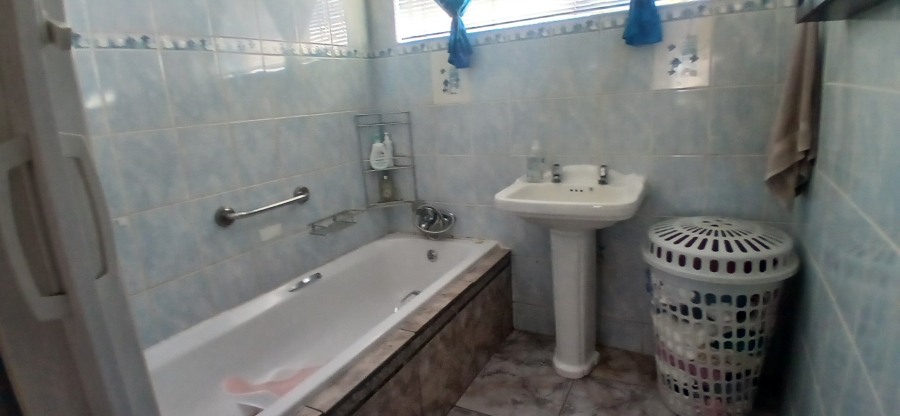 4 Bedroom Property for Sale in General Albertspark Gauteng