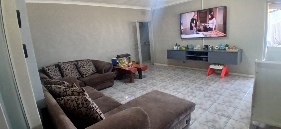4 Bedroom Property for Sale in General Albertspark Gauteng