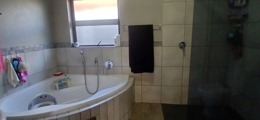 4 Bedroom Property for Sale in General Albertspark Gauteng