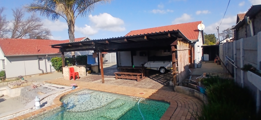 4 Bedroom Property for Sale in General Albertspark Gauteng