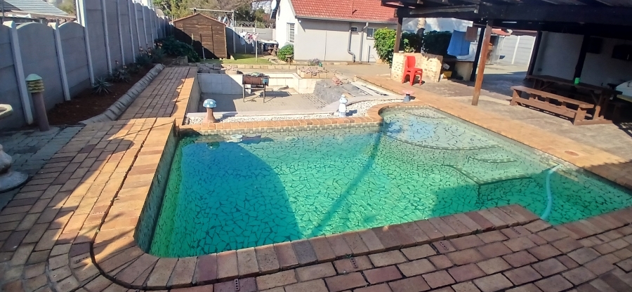 4 Bedroom Property for Sale in General Albertspark Gauteng